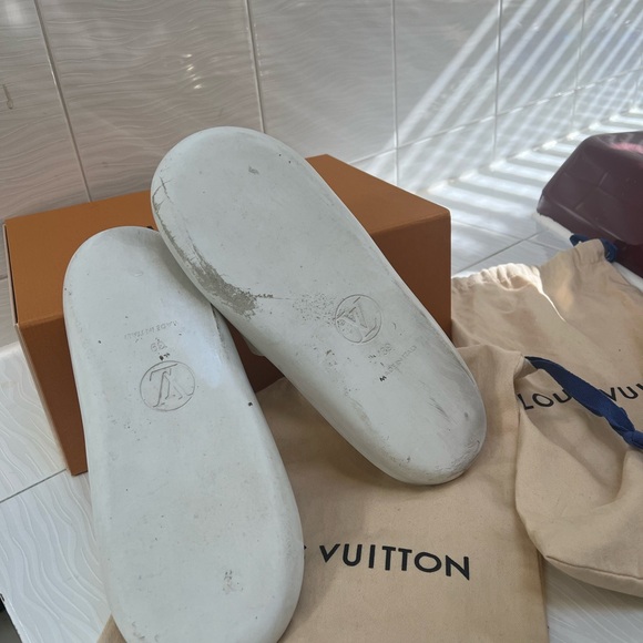 AUTHENTIC with box & shoe bags Louis Vuitton white pool slides. Rubber slides. - Picture 7 of 13